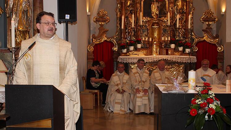 Der Jubilar Pater Stephan Panzer (links) Foto: Evi Seeger