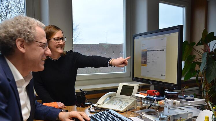 Kathrin Loebl zeigt Bürgermeister German Hacker das Portal.