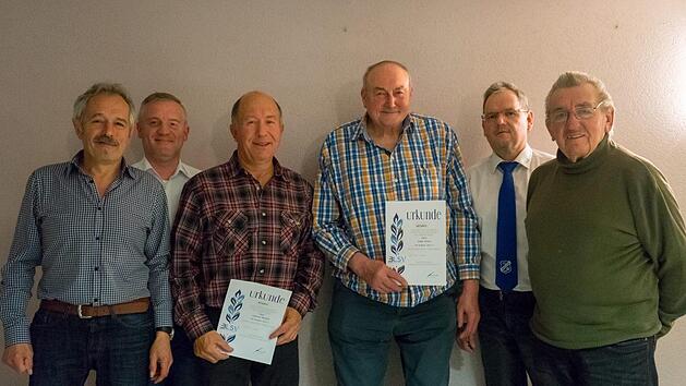 &Uuml;ber jahrzehntelange Vereinstreue zum VfB freuten sich (von links) Ehrenamtsbeauftragter Burkhard Mangold, Vorsitzender Marco Heinickel, Clemens Mangold (40 Jahre), Edgar Erhard (60 Jahre), Vorsitzender Christof Katzenberger und Kurt Katzenberger (65 Jahre).  Foto: M. Reitner