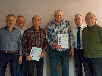 Über jahrzehntelange Vereinstreue zum VfB freuten sich (von links) Ehrenamtsbeauftragter Burkhard Mangold, Vorsitzender Marco Heinickel, Clemens Mangold (40 Jahre), Edgar Erhard (60 Jahre), Vorsitzender Christof Katzenberger und Kurt Katzenberger (65 Jahre).  Foto: M. Reitner
