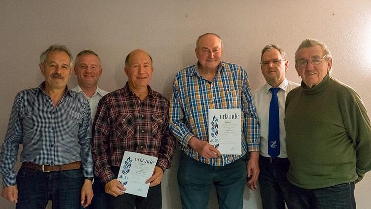 Über jahrzehntelange Vereinstreue zum VfB freuten sich (von links) Ehrenamtsbeauftragter Burkhard Mangold, Vorsitzender Marco Heinickel, Clemens Mangold (40 Jahre), Edgar Erhard (60 Jahre), Vorsitzender Christof Katzenberger und Kurt Katzenberger (65 Jahre).  Foto: M. Reitner