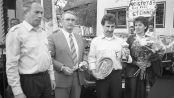 1987: Karl Voll wird deutscher Meister. Von links: Der damalige 1. Vorsitzende des Rauchclubs Norbert Müller und Bürgermeister Helmut Schuck überreichten dem Sieger die silberne Vereinsnadel und den Wappenteller der ehemaligen Gemeinde  Steinach. Rechts steht seine Ehefrau Renate, die ebenfalls zu den "Spitzenrauchern" des Clubs zählte. (Foto aus der Saale Zeitung, Ausgabe Dienstag, 12. Mai 1987). Schuck
