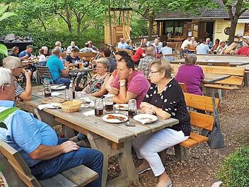 Der Biergarten auf dem Zeilberg ist kein Geheimtipp mehr. In der wohltuenden Abgeschiedenheit kehrt man gerne ein. Fotos: Eckehard Kiesewetter