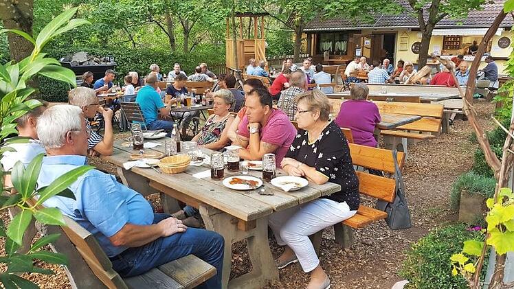 Der Biergarten auf dem Zeilberg ist kein Geheimtipp mehr. In der wohltuenden Abgeschiedenheit kehrt man gerne ein. Fotos: Eckehard Kiesewetter