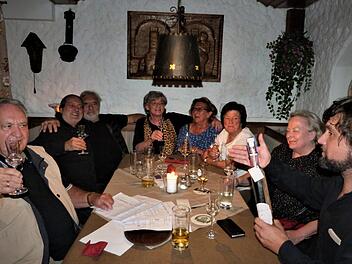 Ein Quiz zum Jubiläum: Christian Steinlein (rechts) belohnt den Gewinnertisch der Stammgäste mit einem Destillat aus der hauseigenen Schnapsbrennerei. Foto: Werner Reißaus