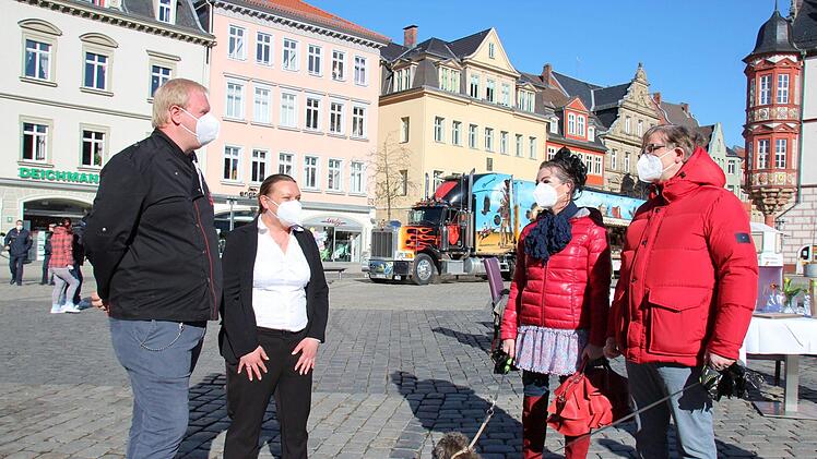 Jörg und Kristin Platsch (links) vom Coburger Hotel "Goldener Anker" im Gespräch mit Carmen Sommer-Busch und MdL Michael Busch