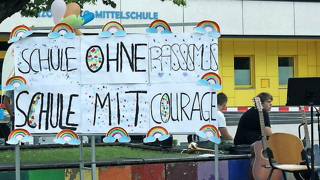 „Schule ohne Rassismus - Schule mit Courage“ heißt das Programm, an dem die Herzog-Otto-Mittelschule Lichtenfels teilnimmt. Die Schulverantwortlichen und Projektpaten betonen, dass es wichtig sei, den Slogan mit Leben zu füllen.