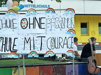 „Schule ohne Rassismus - Schule mit Courage“ heißt das Programm, an dem die Herzog-Otto-Mittelschule Lichtenfels teilnimmt. Die Schulverantwortlichen und Projektpaten betonen, dass es wichtig sei, den Slogan mit Leben zu füllen.