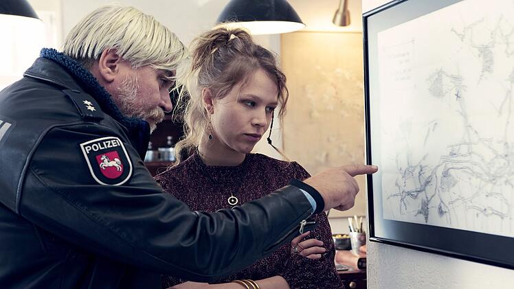 Auf der Suche nach dem Goldschatz: Goldschmiedin Kim Lehnert (Anna Bachmann) und "Dorfsheriff" Koops (Aljoscha Stadelmann) gehen einer Spur nach.