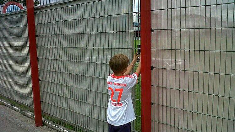 Julius Wagner versucht am Trainingsgelände der Bayern ein paar Fotos zu machen. Foto: Wagner
