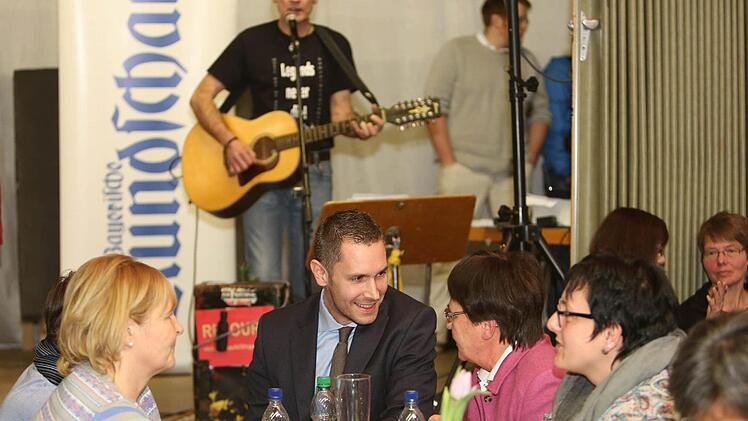 Musiker Tom Sauer unterhielt die rund 220 Gäste im Schützenhaus. Foto: Barbara Herbst