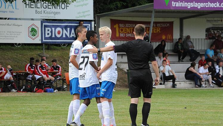 Szene aus dem Spiel der Schweden von Helsingborgs IF (gelbe Trikots) gegen den Karlsruher SC (1:0).