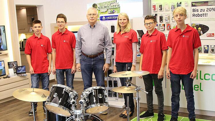 Spende: Rudolf Berninger (3. v. l.) hat 4000 Euro an die Musikvereins-Vorsitzende Bettina Bonengel (3. v. r.) übergeben.  Foto: Dieter Britz