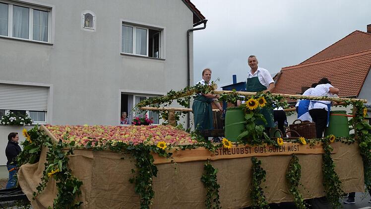 Die Strullendorfer Bauern verteilten frisch gepressten Most und Äpfel. Foto: Andrea Spörlein