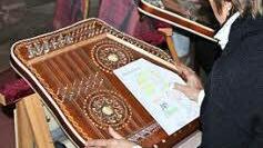 Akkordzither im Detail mit dem untergelegten Notenblatt