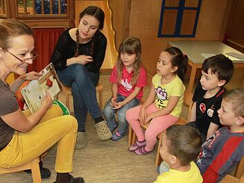 Sprachförderkraft Renate Benson (links), die den Kindern hier die Schnecke Martha vorstellt, und Berufspraktikantin Ronja Sünkel betreuen die Sprachfördergruppe an der Kita "Grünschnabel" in Redwitz.  Foto: Andreas Schmitt
