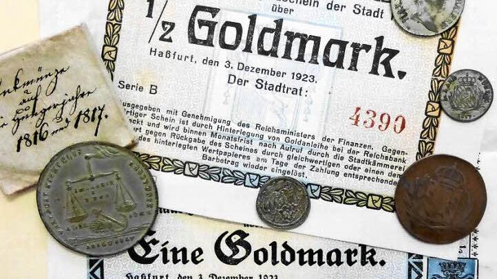 Einige der alten Zahlungsmittel, die sich im Turmknopf der Pfarrkirche befanden: Die beiden Notgeldscheine der Stadt Haßfurt aus dem Jahr 1923 werden weiter dort hinterlegt bleiben, während einige zwischen 1697 und 1849 geprägte Kleinmünzen seit der Öffnung der Kugel 1969 im Stadtarchiv aufbewahrt werden. Eine Besonderheit ist die Erinnerungsmedaille an die Hungersnot von 1816/17 (links). Foto: Stadtarchiv Haßfurt
