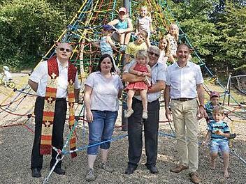 Der Spielplatz in Kilianshof wurde der Öffentlichkeit übergeben. Auf dem Foto (von links): Pfarrer Hubert Grütz, Sonja Reubelt, Siegfried Söder und der stellvertretenden Bürgermeister Roland Bühner.  Foto: Marion Eckert