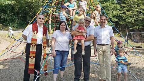 Der Spielplatz in Kilianshof wurde der Öffentlichkeit übergeben. Auf dem Foto (von links): Pfarrer Hubert Grütz, Sonja Reubelt, Siegfried Söder und der stellvertretenden Bürgermeister Roland Bühner.  Foto: Marion Eckert