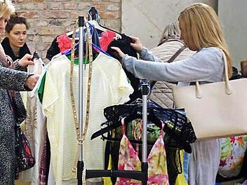 Schn&auml;ppchen &uuml;ber Schn&auml;ppchen: Zahlreiche Kundinnen schlugen beim M&auml;dchen-Flohmarkt im April in der K&uuml;hnlenzpassage zu. Foto: Heike Sch&uuml;lein