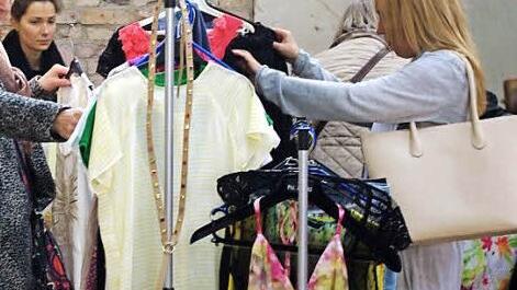 Schn&auml;ppchen &uuml;ber Schn&auml;ppchen: Zahlreiche Kundinnen schlugen beim M&auml;dchen-Flohmarkt im April in der K&uuml;hnlenzpassage zu. Foto: Heike Sch&uuml;lein