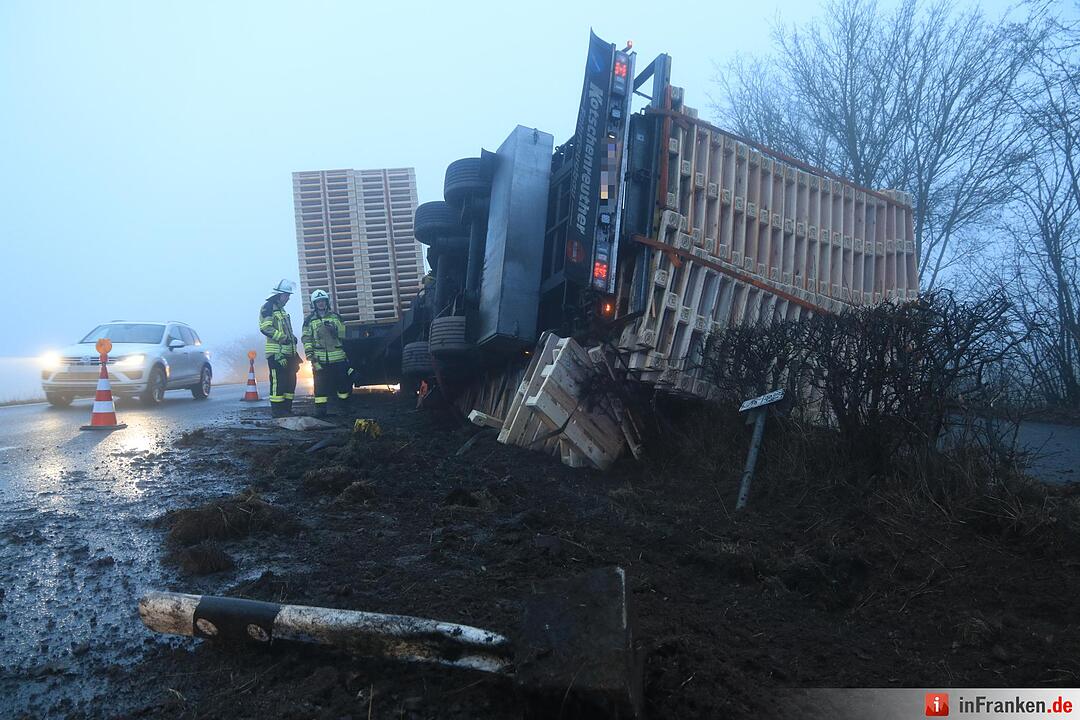 Kreis Bamberg: Lkw-Gespann gerät bei Baunach ins Bankett und kippt um