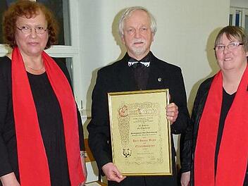 Nach Hans Bauriedel hat der Gesangverein mit Heiner Beyer in der 113-jährigen Geschichte einen zweiten Ehrenchorleiter. Zu den ersten Gratulanten zählten Vorsitzende Christine Liebermann (links) und ihre Stellvertreterin Christiane Lotter. Foto: Werner Oetter