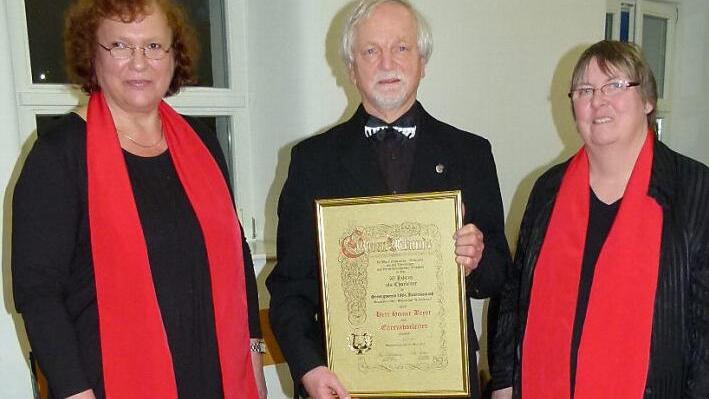 Nach Hans Bauriedel hat der Gesangverein mit Heiner Beyer in der 113-jährigen Geschichte einen zweiten Ehrenchorleiter. Zu den ersten Gratulanten zählten Vorsitzende Christine Liebermann (links) und ihre Stellvertreterin Christiane Lotter. Foto: Werner Oetter