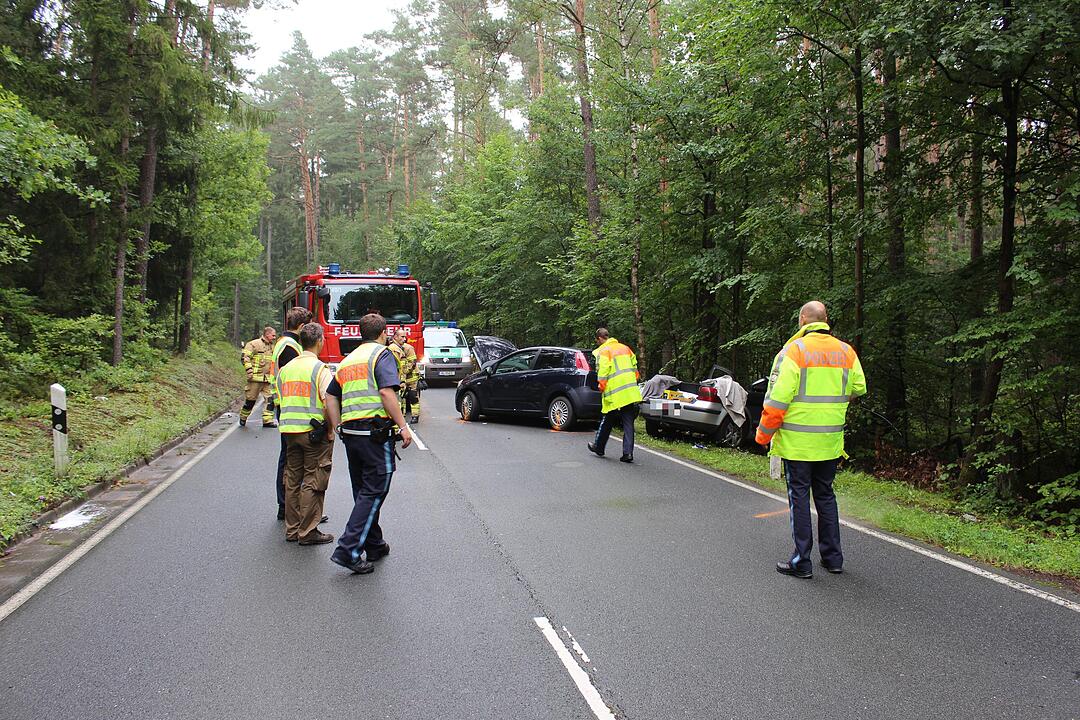 Frontalkollision auf regennasser Fahrbahn bei Fürth