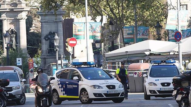 Weitr&auml;umig abgesperrt war am 17. August die Flaniermeile in Barcelona, auf der ein Lieferwagen in eine Menschenmenge gerast war. Bei dem Attentat, das die IS-Terrormiliz f&uuml;r sich reklamierte, wurden 13 Menschen get&ouml;tet, &uuml;ber 120 verletzt. Gero Schmitt-Sausen war den schlimmen Ereignissen sehr nahe gekommen.  Fotos: Albert Salam&eacute;/NOTIMEX/dpa; Matthias Hoch