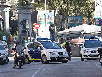 Weiträumig abgesperrt war am 17. August die Flaniermeile in Barcelona, auf der ein Lieferwagen in eine Menschenmenge gerast war. Bei dem Attentat, das die IS-Terrormiliz für sich reklamierte, wurden 13 Menschen getötet, über 120 verletzt. Gero Schmitt-Sausen war den schlimmen Ereignissen sehr nahe gekommen.  Fotos: Albert Salamé/NOTIMEX/dpa; Matthias Hoch