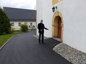 Im Zuge der Gesamtmaßnahmen rund um die St. Oswald-Pfarrkirche in Untersteinach wurde auch der behindertengerechte Zugang über die Haupteingang ebenerdig ermöglicht. Foto: Klaus-Peter Wulf