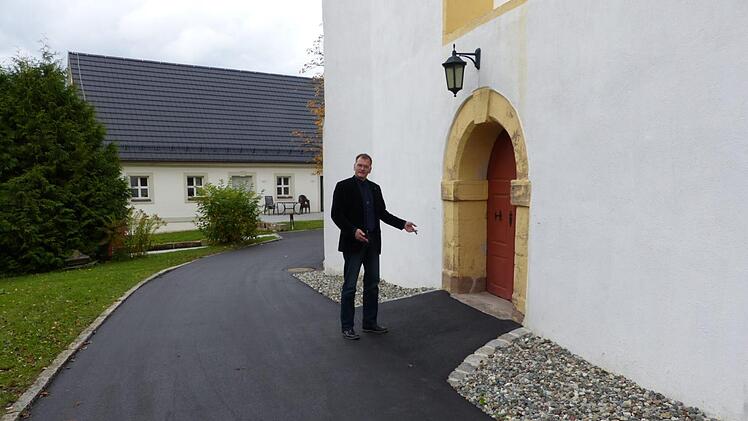 Im Zuge der Gesamtmaßnahmen rund um die St. Oswald-Pfarrkirche in Untersteinach wurde auch der behindertengerechte Zugang über die Haupteingang ebenerdig ermöglicht. Foto: Klaus-Peter Wulf