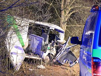 An einem Baum bei Staffelbach endete damals die Flucht des heute 41-Jährigen. Er und sein Beifahrer wurden schwer verletzt.  Archiv/News5/Ferdinand Merzbach