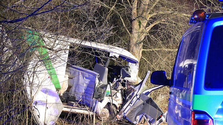 An einem Baum bei Staffelbach endete damals die Flucht des heute 41-Jährigen. Er und sein Beifahrer wurden schwer verletzt.  Archiv/News5/Ferdinand Merzbach