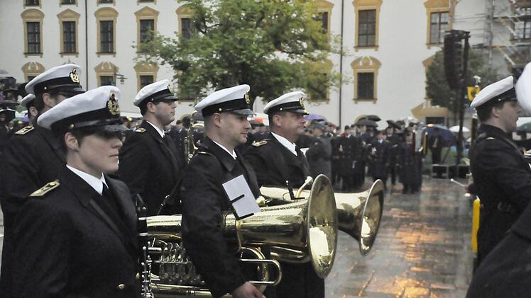 Das Musikkorps Kiel unter der musikalischen Leitung von?Fregattenkapitän Friedrich Szepansky spielt auf dem Platz vor der Kemptener Basilika St. Lorenz anlässlich der Woche der Militärmusik.  Foto: Peter Klopf