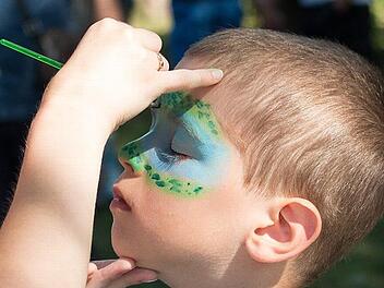 Wer ins "Wunderland" des Landestheaters geht, kann das im Faschingskostüm tun - oder sich vor Ort schminken lassen.  Foto: Landestheater