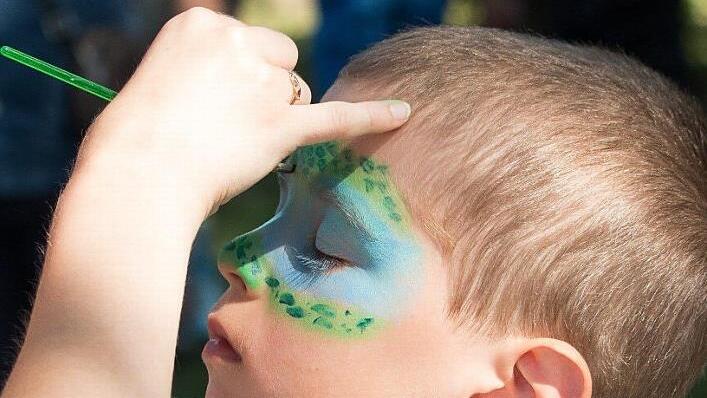 Wer ins "Wunderland" des Landestheaters geht, kann das im Faschingskostüm tun - oder sich vor Ort schminken lassen.  Foto: Landestheater