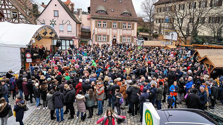 Zur Mittagsstunde strömten die Besucher an Heiligabend sehr zahlreich auf den Marktplatz.
