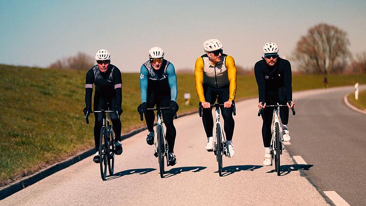 Sprinter unter sich (von links): Erik Zabel, André Greipel, Marcel Kittel und Rick Zabel fahren gemeinsam Rad und sprechen in Folge eins der neuen Staffel "Mythos Tour 2" über Besonderheiten im Leben der ganz schnellen Fahrer im Profi-Feld.