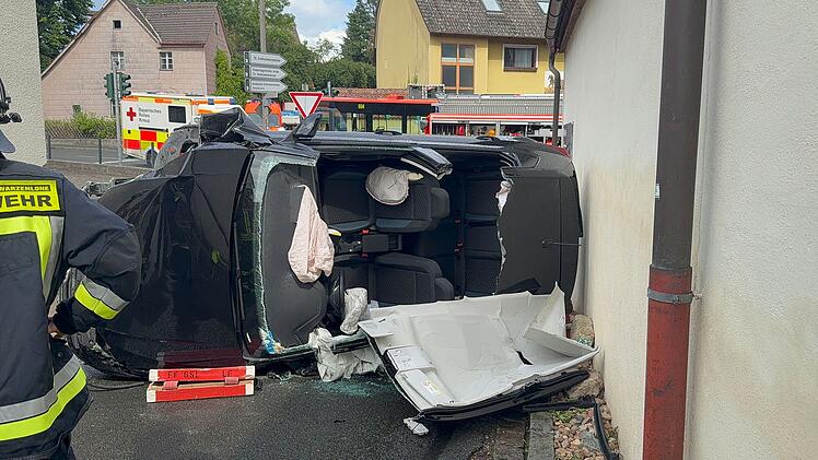 Großschwarzenlohe: Auto kracht gegen Haus und kippt um - Frau verletzt