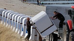 Erste Strandk&ouml;rbe am Ostseestrand