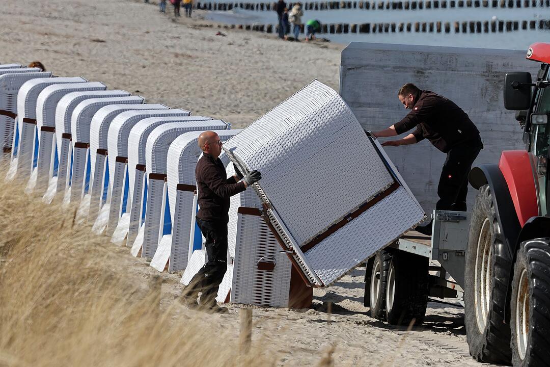 Erste Strandk&ouml;rbe am Ostseestrand
