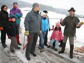 Förster Uli Dautel bei der Einweisung: Die Nordmanntannen, die gefällt werden können, liegen ganz oben am Berg - an einem Hang. und zuvor ist noch das Christkind über die Kultur hinweg geflogen - und hat so einiges an Sternchen, Päckchen und Anhängern verloren . Foto: Sonny Adam