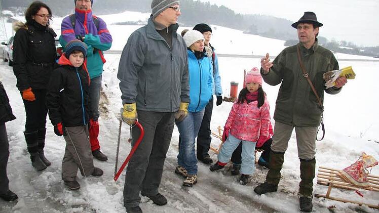 Förster Uli Dautel bei der Einweisung: Die Nordmanntannen, die gefällt werden können, liegen ganz oben am Berg - an einem Hang. und zuvor ist noch das Christkind über die Kultur hinweg geflogen - und hat so einiges an Sternchen, Päckchen und Anhängern verloren . Foto: Sonny Adam