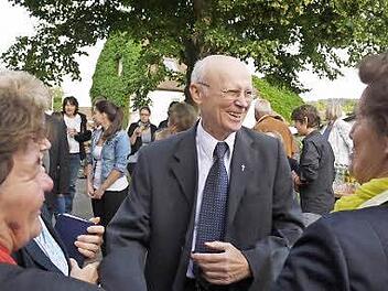 Pfarrer Josef Kraus nimmt ein Bad in der Menge.  Foto: Lindner