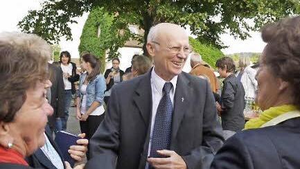 Pfarrer Josef Kraus nimmt ein Bad in der Menge.  Foto: Lindner