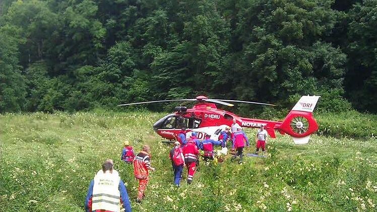 Der Hubschrauber nimmt auf dem Landeplatz an der Wiesent in der Nähe der Schottersmühle den Verunglückten auf.