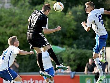 Dinis Ribeiro (Mitte) erzielt per Kopf in Würzburg den Siegtreffer. Der einzige gelernte Stürmer der Sander ist auch heute wieder gefordert. Foto: HMB Media