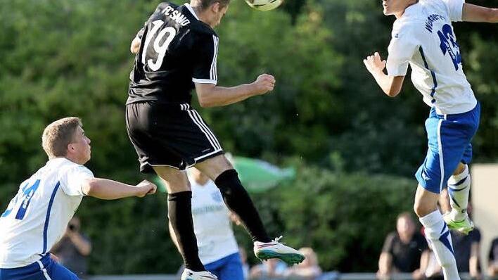 Dinis Ribeiro (Mitte) erzielt per Kopf in Würzburg den Siegtreffer. Der einzige gelernte Stürmer der Sander ist auch heute wieder gefordert. Foto: HMB Media